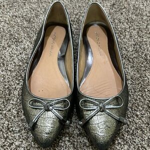 Antonio Melani size 6.5 pewter color ballet flats.